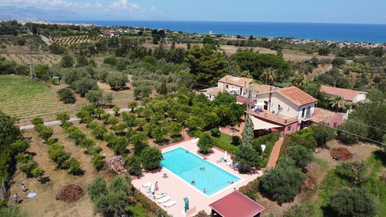 Il Casale Il Sole E La Margherita Кампофеличе-ди-Роччелла Экстерьер фото
