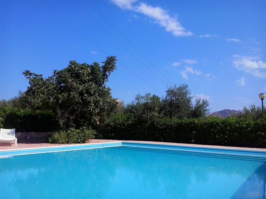 Il Casale Il Sole E La Margherita Кампофеличе-ди-Роччелла Экстерьер фото